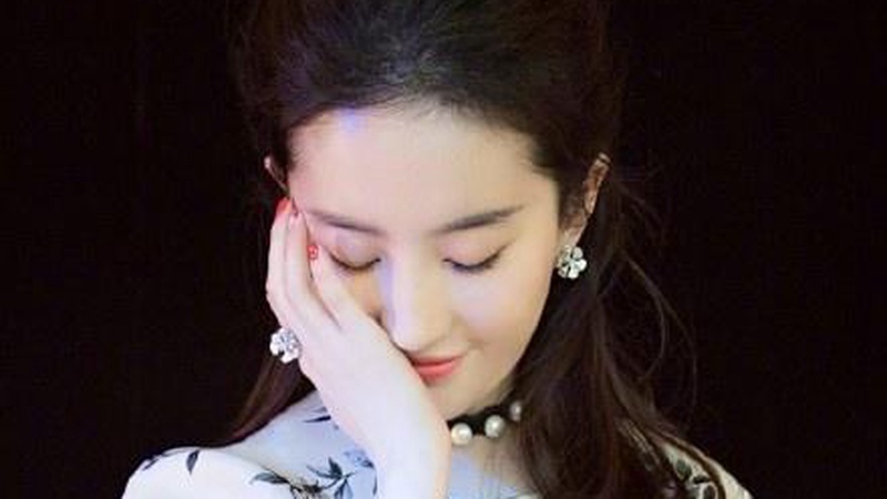刘亦菲巴黎时装周红裙亮相，外媒盛赞＂木兰归来＂惊艳塞纳河