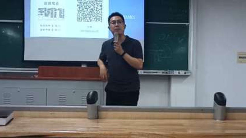 李卿深夜同神秘女生归家恋情疑曝光工作室至今沉默